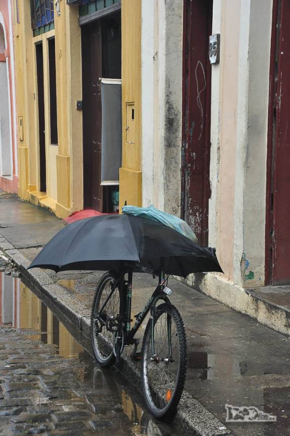 Em dia de chuva, até bicicleta tem guarda-chuva nas ruas de Antonina, cidade histórica no litoral do Paraná